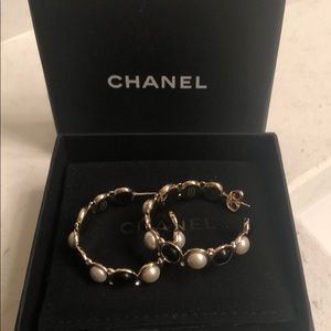 CHANEL Fall 2019 Pearl Hoop Earrings NWB